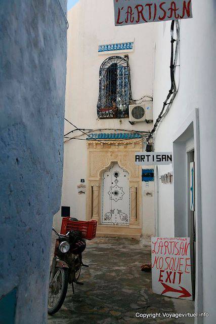 Hammamet, mezcla de estilos en un callejón de la medina - Túnez