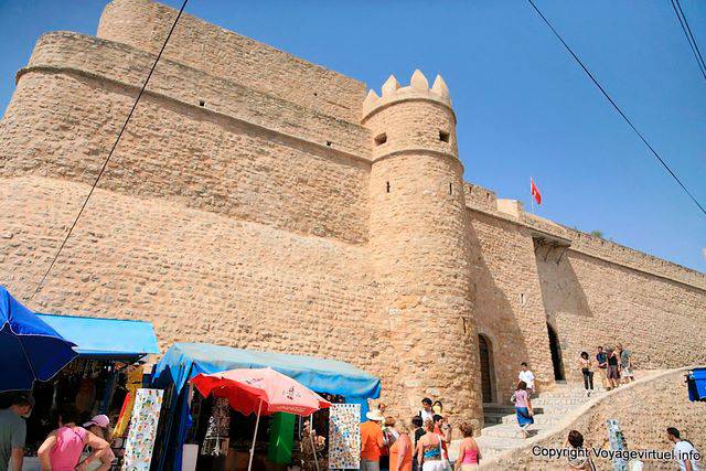 Torre y escaleras de la Kasbah o Ribat Hammamet - Túnez