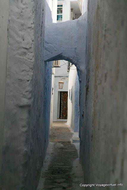 Hammamet, una calle estrecha en la medina - Túnez