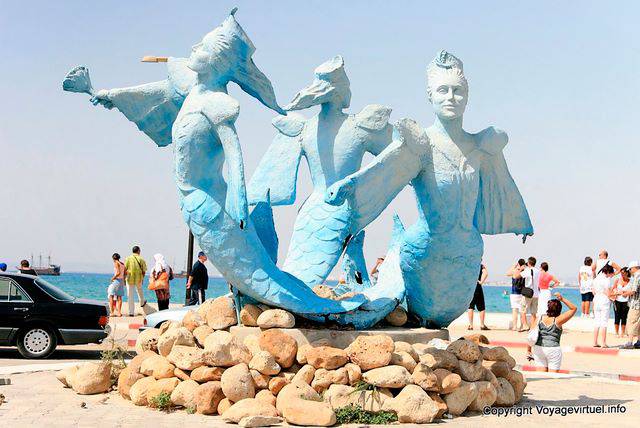 Hammamet, estatuas kitsch de tres sirenas - Túnez