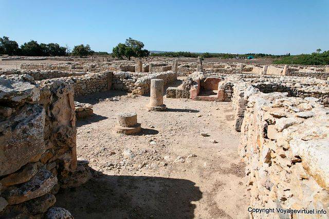 Kerkuane, pasando entre las casas - Túnez