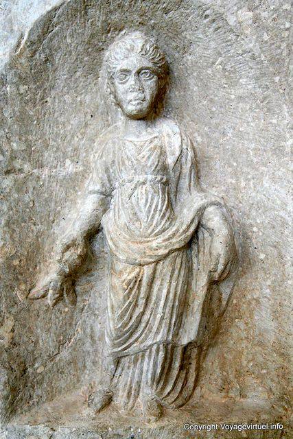 Maktar, detalle de una estela, mujer de piedra - Túnez