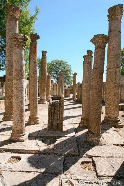 Columnas del edificio Schola Juvenes de la dinastía de los Severos, Makthar - Túnez