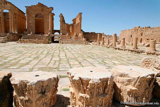 Sbeïtla, Capitol, altas columnas de suelo - Túnez