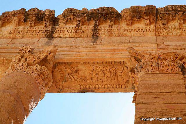 Sbeïtla, Capitol, esculturas detalladas una marquesina vertical, - Túnez