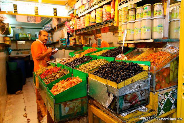 Abarrotes con aceitunas, mercado interior, Sfax - Túnez