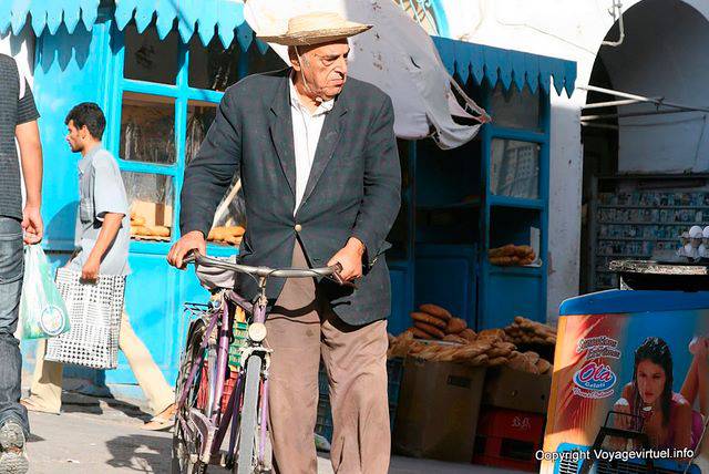 Hombre en bicicleta, herreros ambulantes, Sfax - Túnez