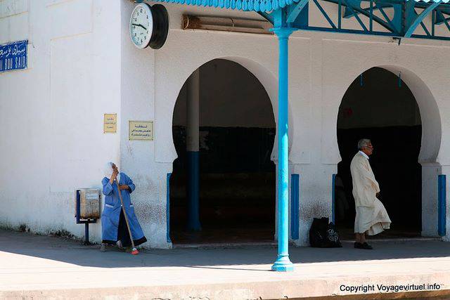 Sidi Bou Said, barrendero en la estación - Túnez