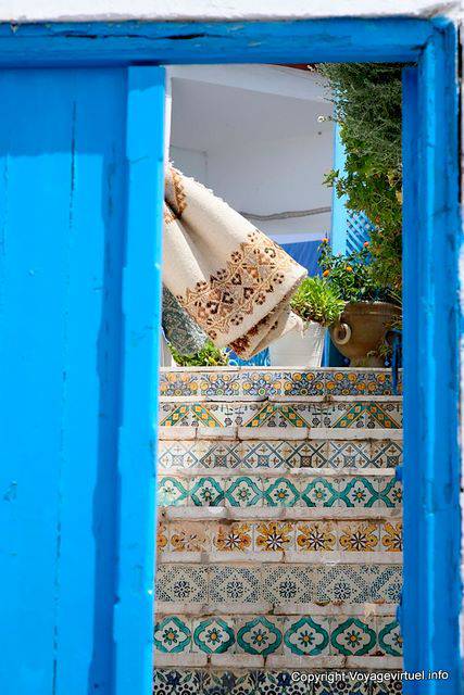 Sidi Bou Said, escaleras con baldosas - Túnez