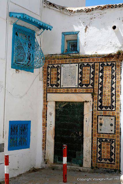 Sidi Bou Said, pared cubierta de azulejos - Túnez