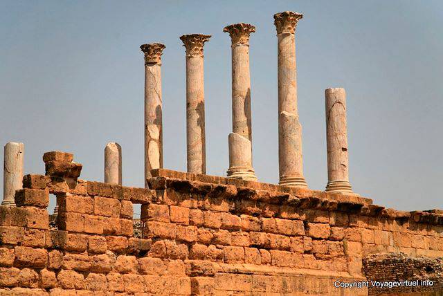 Thuburbo Majus, Capitol superpone columnas - Túnez