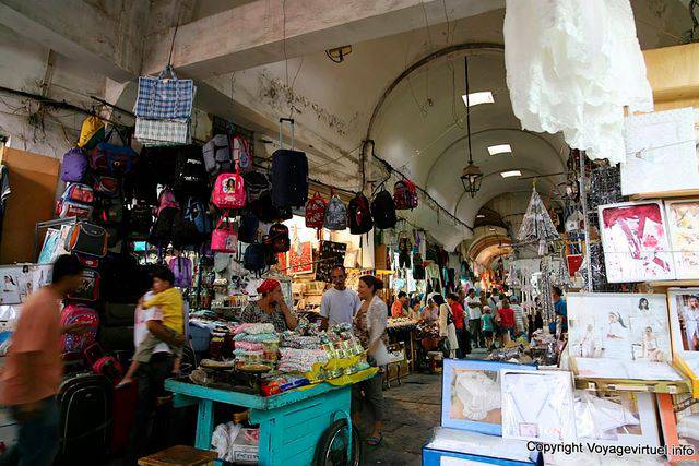 Túnez medina, comerciante cubiertos - Túnez