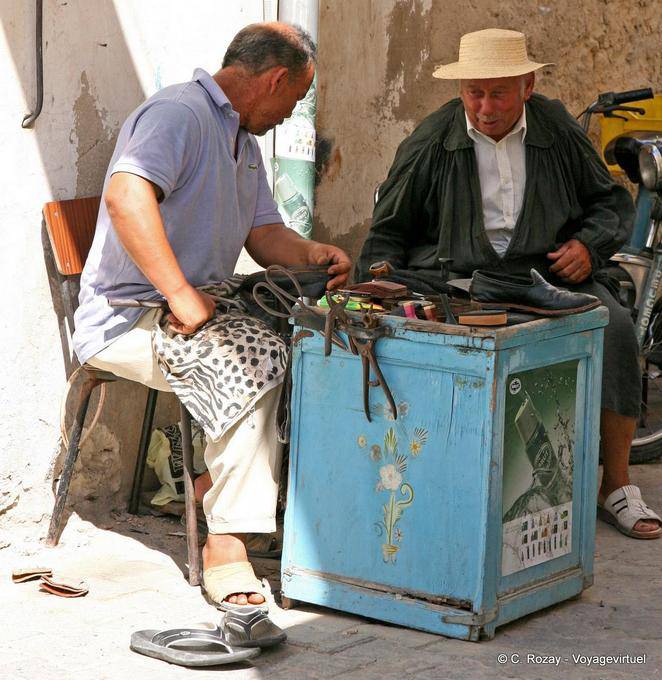 Zapatero de la calle, Djerba, Houmt Souk - Túnez