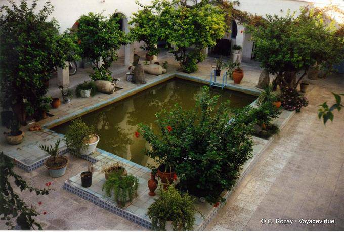 Fuente antigua sulfuroso Arisha, Houmt Souk - Túnez