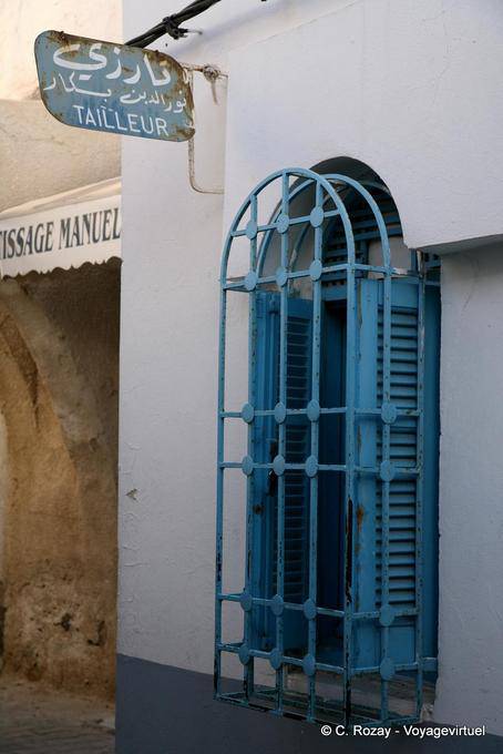 Vestuario y ventana Houmt Souk - Túnez