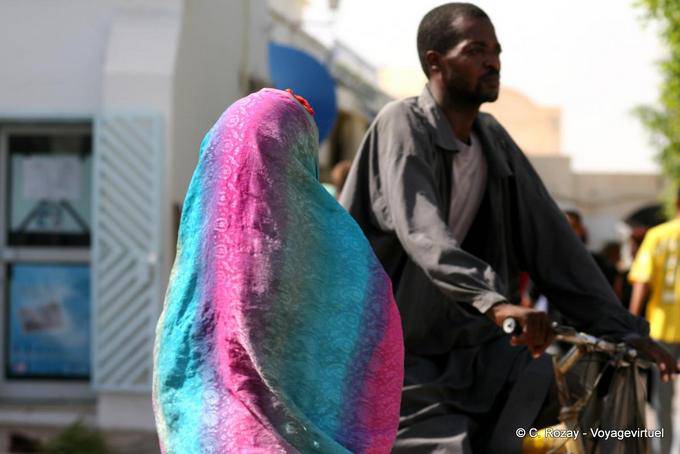 Mujer en Futa, Djerba, Houmt Souk - Túnez