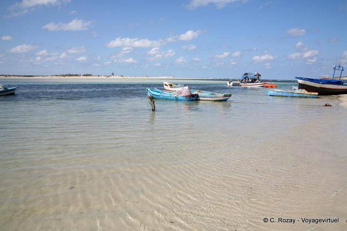 Barcos amarrados en el canal, playa seguia, Yerba - Túnez