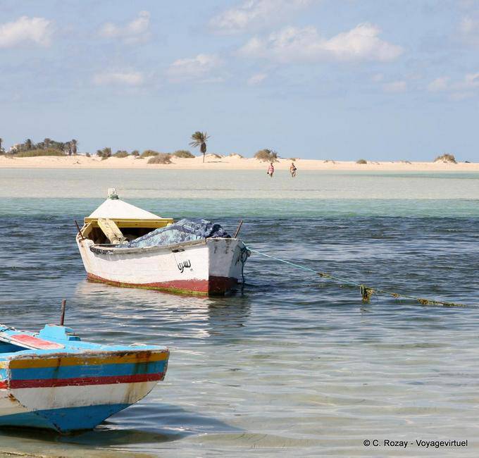 Paso de peatones en la playa del paraíso Seguia, Yerba - Túnez