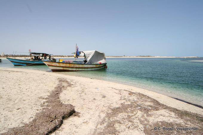 Pequeños barcos de pesca de amarre, Seguia Djerba Beach - Túnez