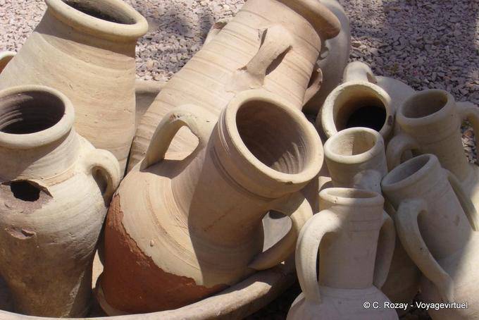 Concéntrese en el calamar ánforas o jarras, Yerba - Túnez