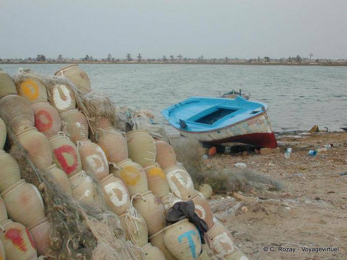 Djerba, en barco y el agua jarros, costa oeste - Túnez