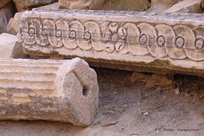 Restos de columnas y pórticos, detalle, El Jem - Túnez