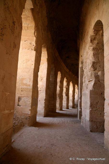 Anfiteatro de El Jem, arcadas - Túnez