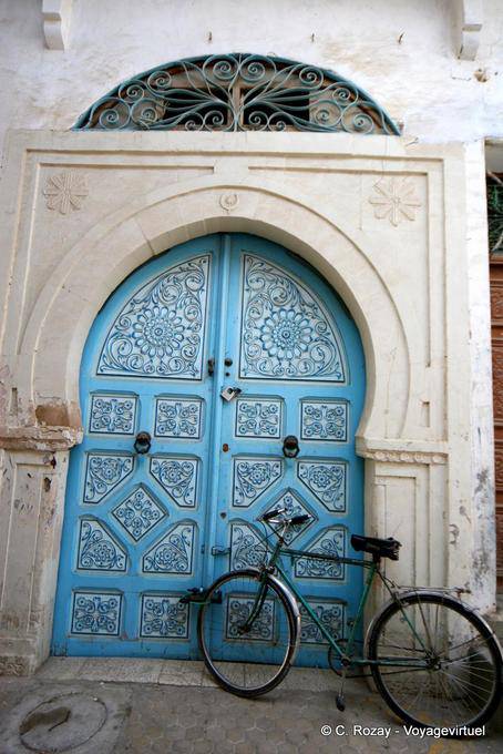 Kairouan, la moto en la puerta - Túnez