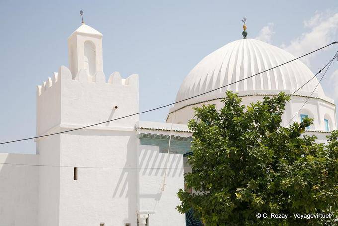 Zaouia Sidi Abdelkader, cúpula blanca y el minarete, Kairouan - Túnez