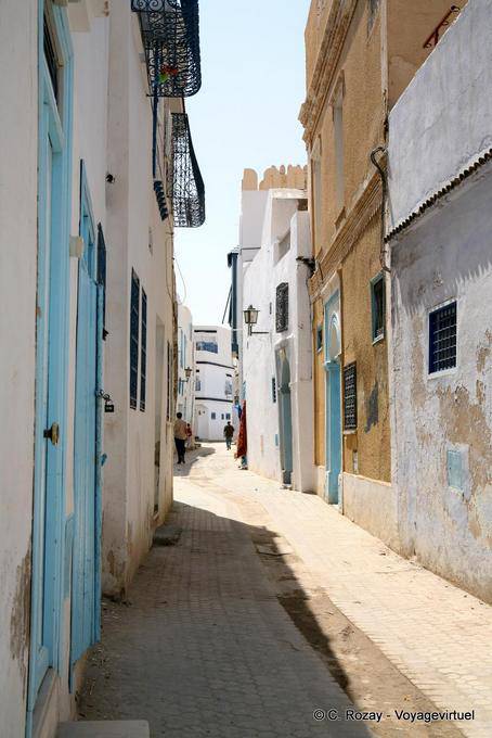 Al pasar por un callejón, visita virtual de Kairouan (القيروان) - Túnez