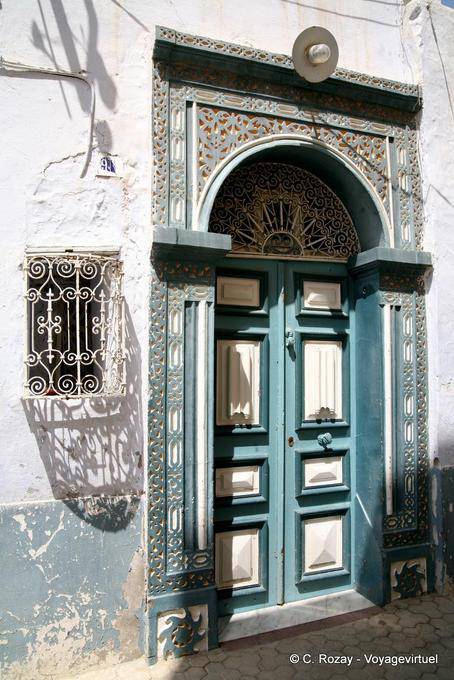 Ventana de hierro y puerta redondeado en el estilo local, Kairouan - Túnez