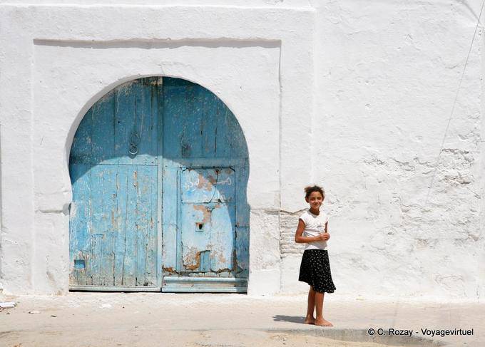 Niña en la puerta, Kairouan - Túnez
