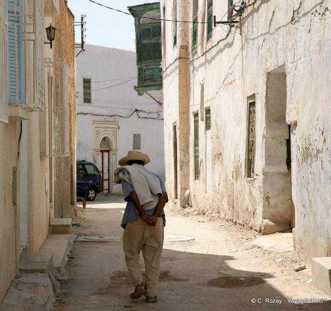 Viejo hombre en la medina, Kairouan - Túnez