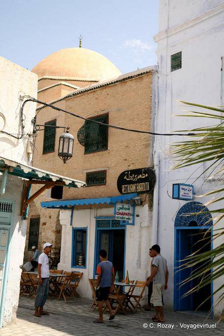 Altercado antes del restaurante Barrouta, Kairouan - Túnez