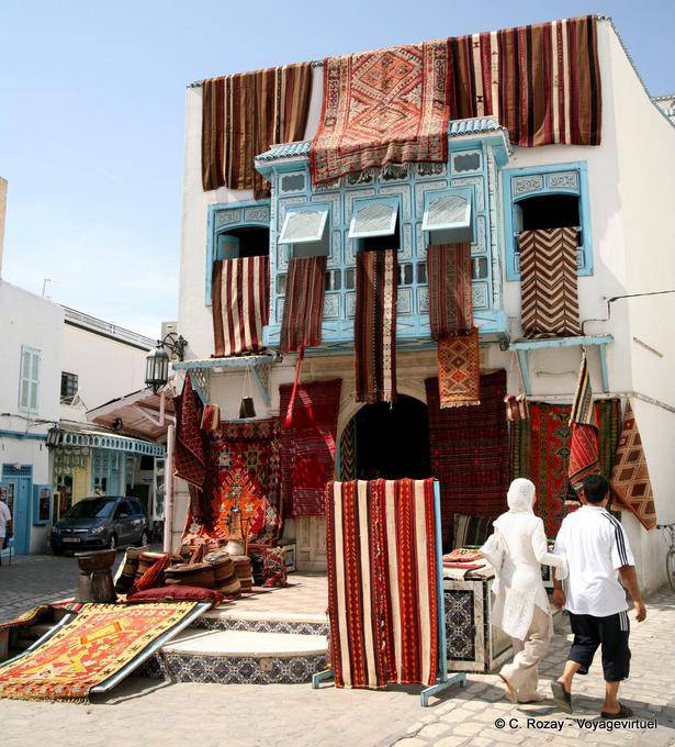 Exposición en la esquina de la calle y la calle Mantas Belhaouane, Kairouan - Túnez