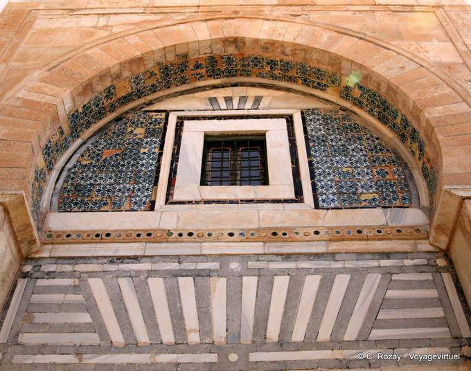 Frontón adornado, Kairouan - Túnez