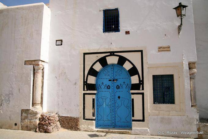 Mausoleo de Sidi Abid puerta Ghariani a ánforas, Kairouan - Túnez