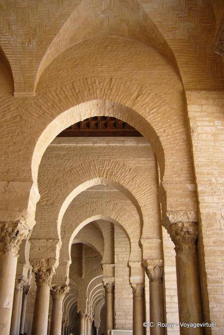 Arco y columnas del pórtico occidental, Mezquita Nafaa Oqba Ibn, Kairouan - Túnez