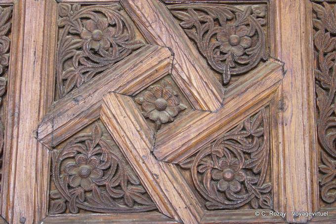 Detalle de esculturas en una puerta de madera, la mezquita Jamaa Oqba Ibn Nafi, Kairouan - Túnez