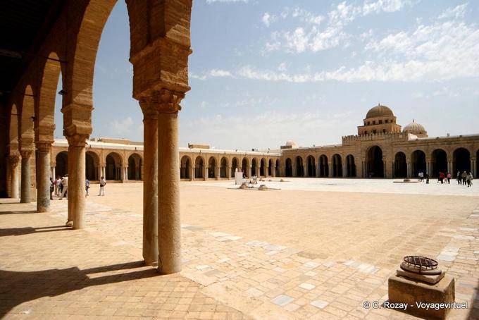 La vista del patio desde la esquina noreste, Mezquita Sidi Oqba Jamaa, Kairouan - Túnez