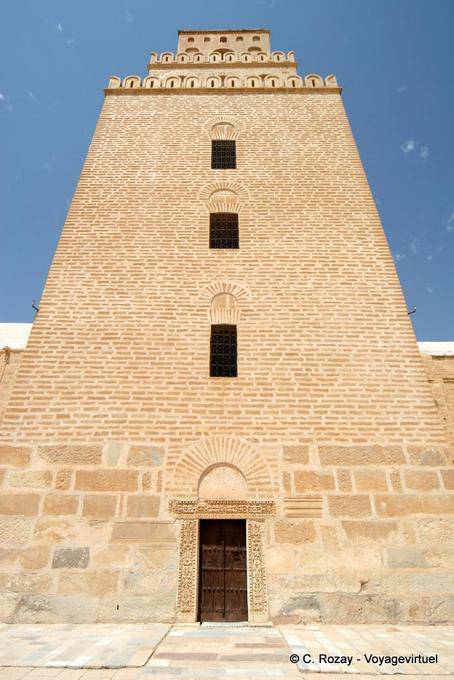 Primer plano de los pies del minarete, Gran mezquita Kairouan - Túnez