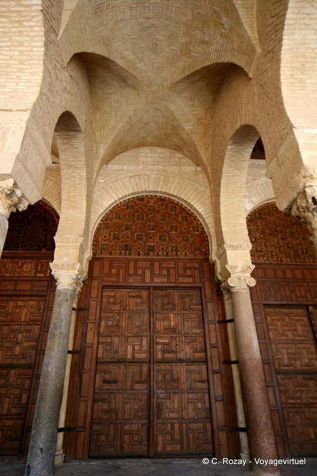Arcos de la mezquita de Ibn Oqba NAFAA, Kairouan - Túnez