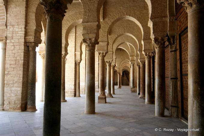 Arco y esbeltas columnas de herradura, Gran Mezquita, Kairouan - Túnez