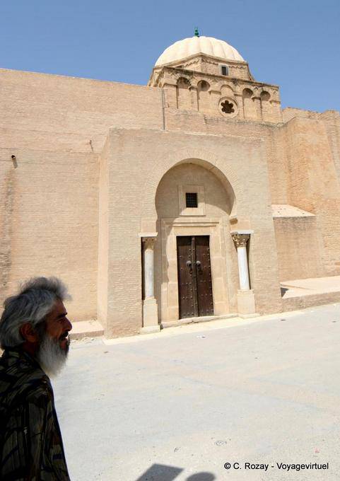 Al pasar la puerta y la cúpula, el Imam Jamaa Sidi Uqba, Kairouan - Túnez