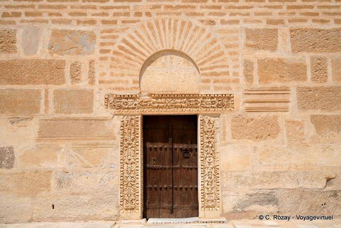 Pequeña puerta a los pies del minarete, Gran Mezquita de Sidi Oqba, Kairouan - Túnez