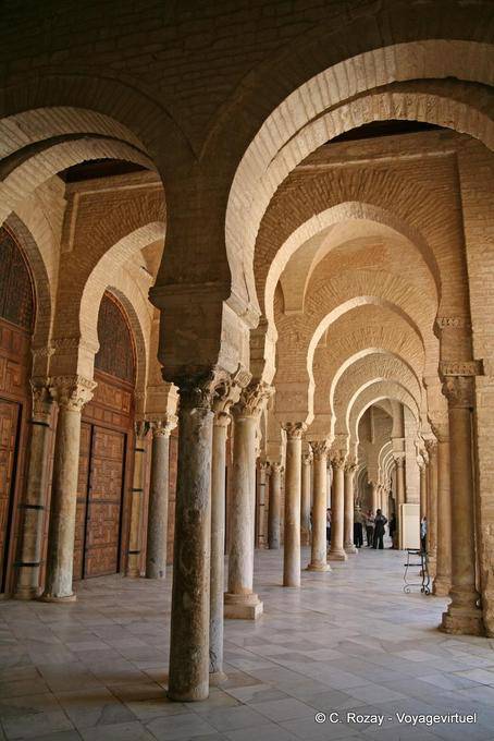Arcos en frente de la sala de oración, Gran mezquita Kairouan - Túnez