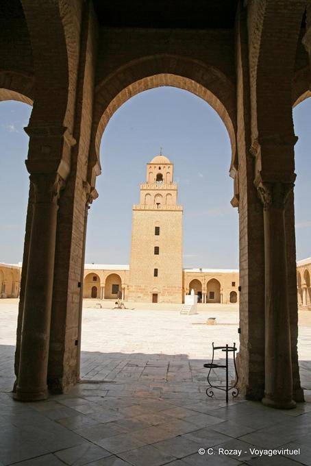 Perspectiva sobre el minarete, mezquita de Sidi Uqba, Kairouan - Túnez