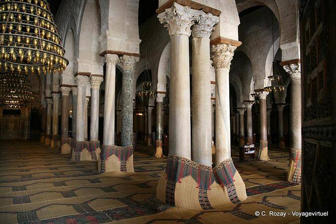 Las columnas de la sala de oración, Gran Mezquita de Kairouan - Túnez