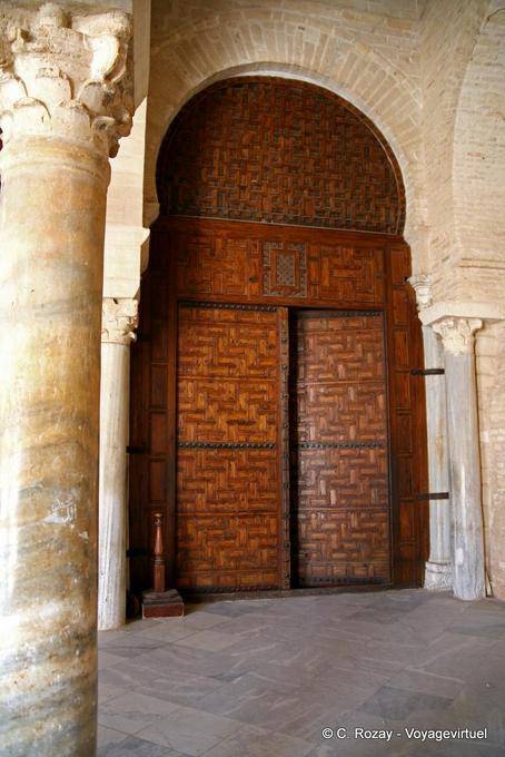Una puerta de la mezquita de Ibn Oqba Nafaa, Kairouan - Túnez