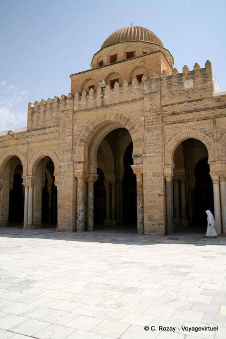Entrada principal a la sala de oración, Sidi Uqba, Kairouan - Túnez